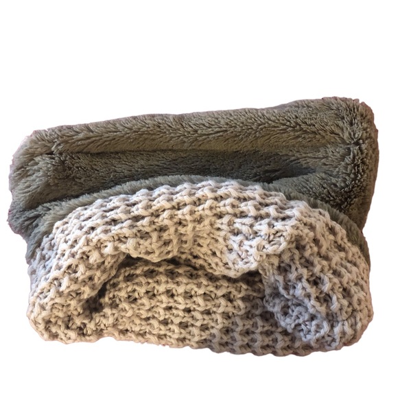 Soft and cozy neck scarf cream and tan circle scarf - Picture 3 of 9